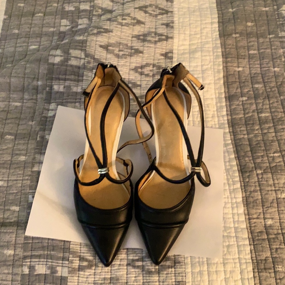 Black leather Lamb. Pumps.